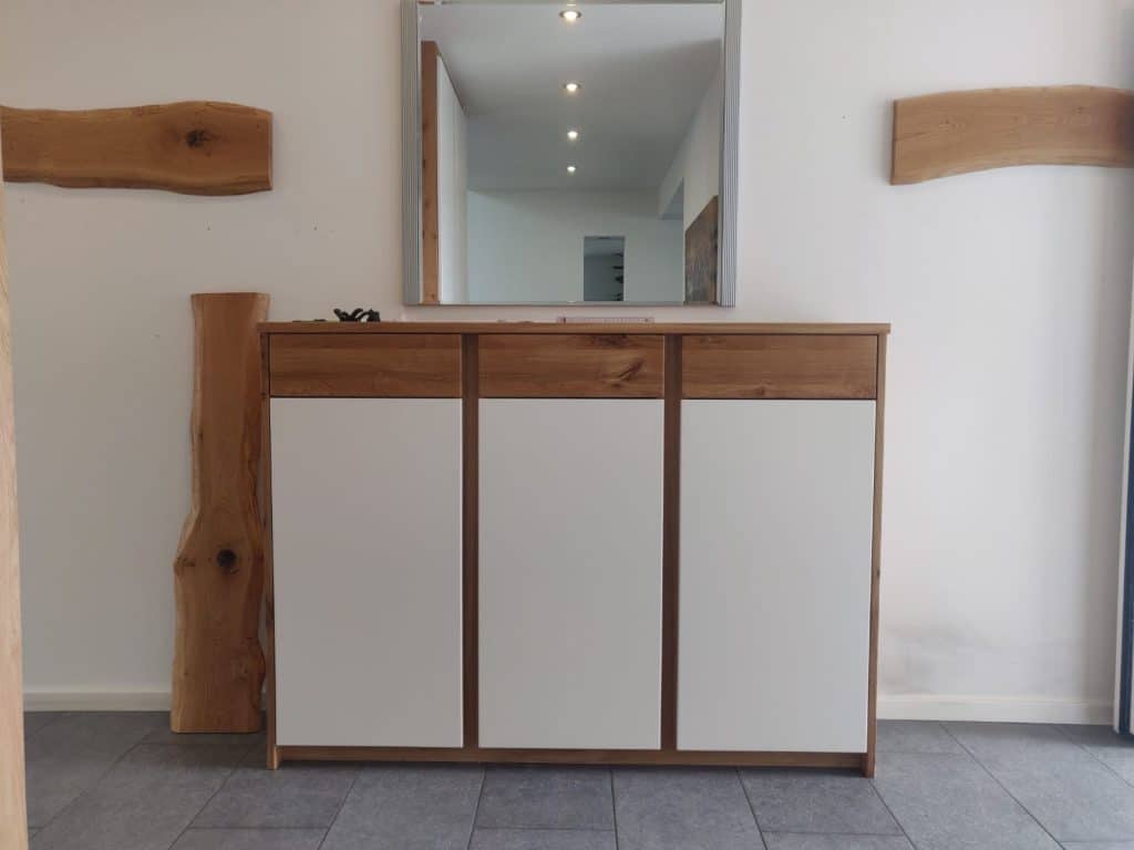Sideboard mit weißen Fronten, Holzrahmen und Spiegel