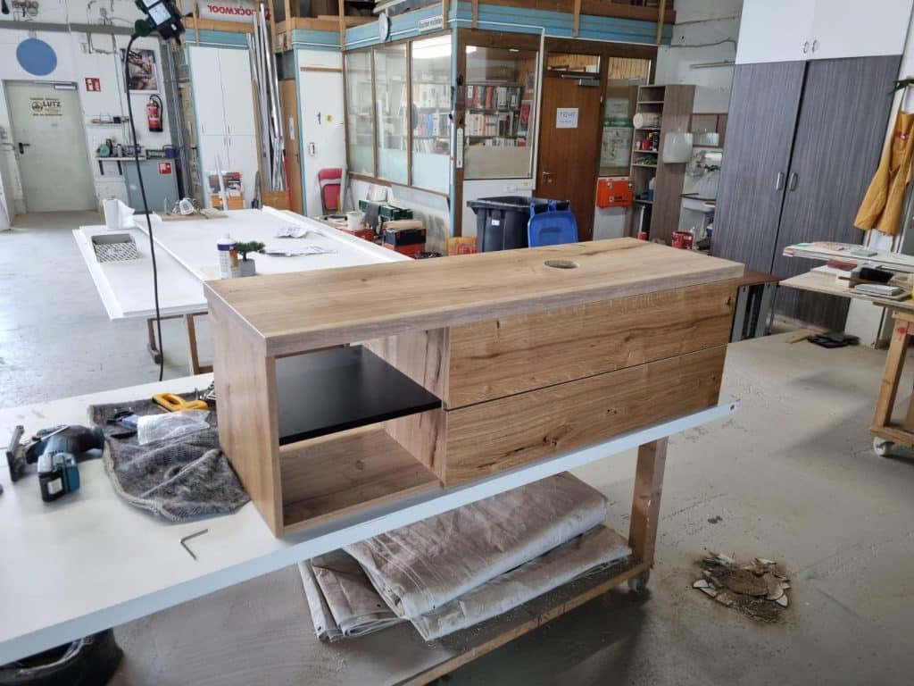 Badmöbel aus Holz während der Fertigung in einer Werkstatt